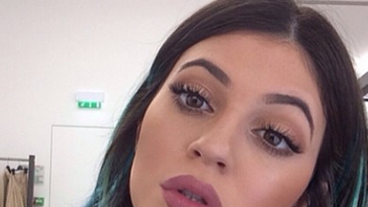 Den här bilden på 16-åriga Kylie Jenner fick spekulationerna om operationer att skjuta i höjden.